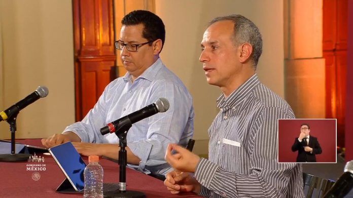 En primer plano, Hugo López-Gatell, subsecretario de Salud, y a su lado José Luis Alomía, director general de Epidemiología