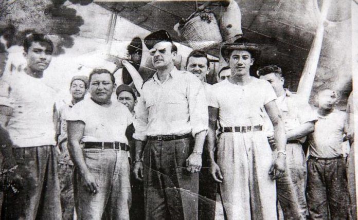 Reynaldo Puerto Manzanero (de sombrero), acompañado de Pedro Infante.