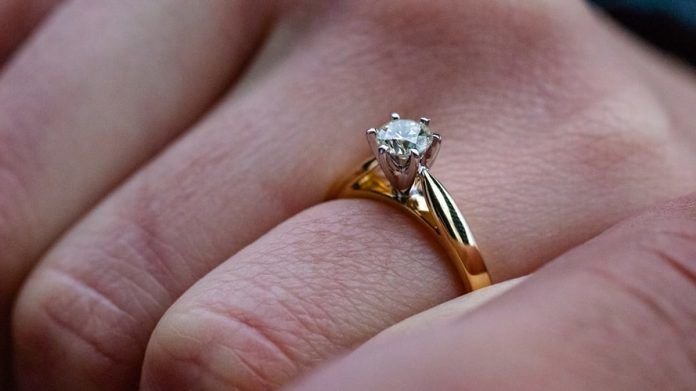 De ser posible, no use anillos, pues el Covid-19 es capaz de alojarse en el metal hasta por tres días, y con ello aumenta el riesgo de un posible contagio.