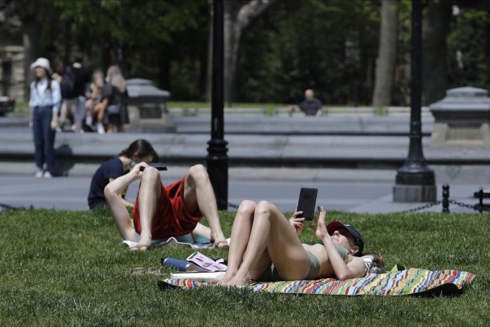 Personas sin tapabocas en Washington Square Park en plena fase crítica del coronavirus
