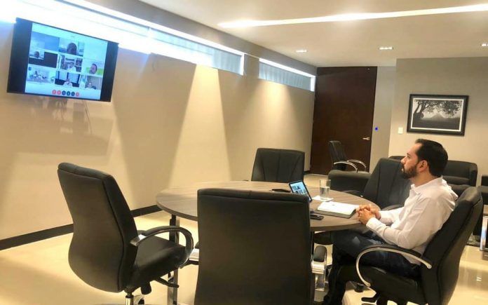 El gobernador Mauricio Vila durante una videollamada con secretarios del Gobierno de México acerca de la próxima reapertura económica del país