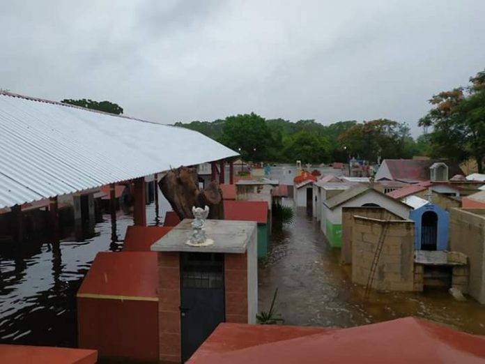 Cementerio inundado en Dzitás
