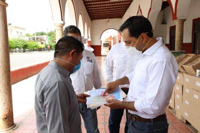 El gobernador Mauricio Vila dando indicaciones en Hocabá en relación con la posible llegada de la depresión tropical 14 a Yucatán.