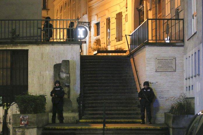 Policías se agrupan cerca de una sinagoga poco después de los disparos.