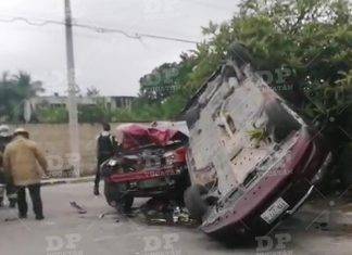 Mérida: aparatoso choque y volcadura deja a una conductora atrapada