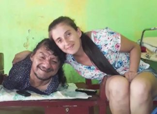 Sin brazos ni piernas y abandonado por su esposa, creció a sus dos hijas (video)