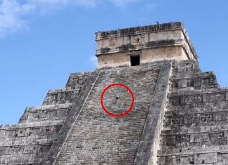 #LadyKukulkan: desafía a las autoridades y se sube a la pirámide de Chichén Itzá para esparcir las cenizas de su marido