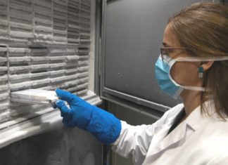 Al hacer la limpieza arruina mil 900 dosis de vacuna contra el Covid