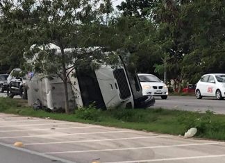 Volquete golpea a camión y provoca aparatosa volcadura en el Periférico de Mérida
