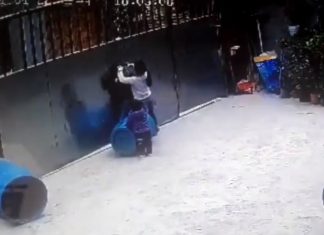 China: Niño de seis años casi muere ahorcado mientras jugaba (VIDEO FUERTE)