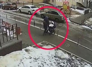 Al pasear en carriola a su bebé, suicida le cae encima y lo mata