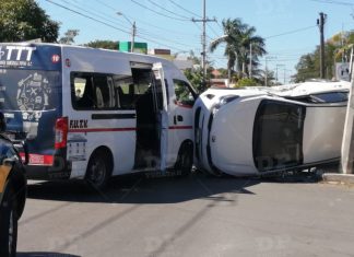 Mérida: Mujer vuelca al chocar contra una Van de transporte público en Brisas