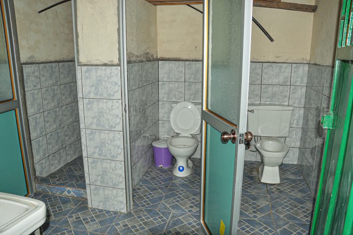 Maestra obliga a alumno de 5 años a destapar el baño con sus manos