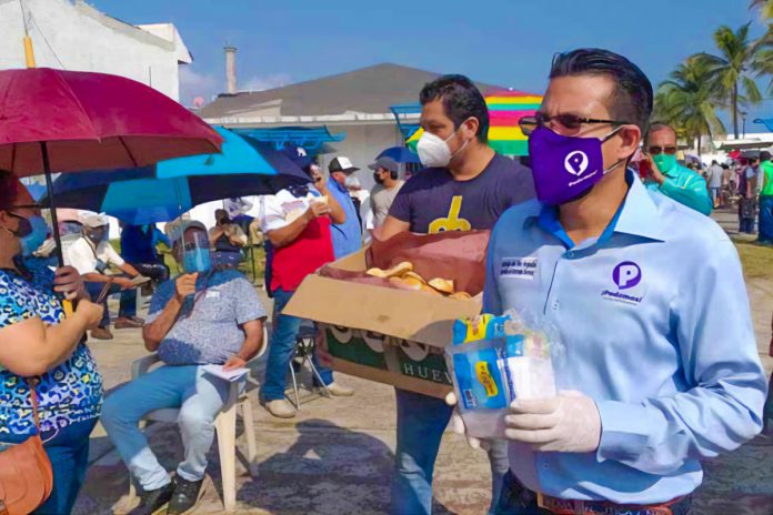 Casi sacan a patadas a candidato que aprovechó la vacunación para regalar tortas a los viejitos