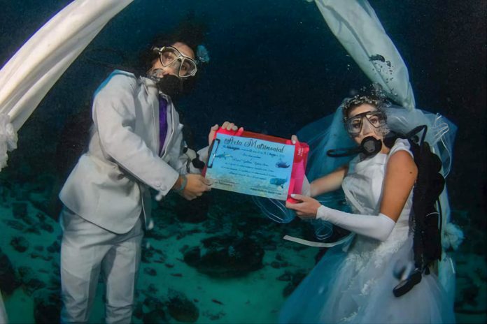 Pareja se casa bajo las aguas de cenote en Tecoh Pareja se casa bajo las aguas de cenote en Tecoh