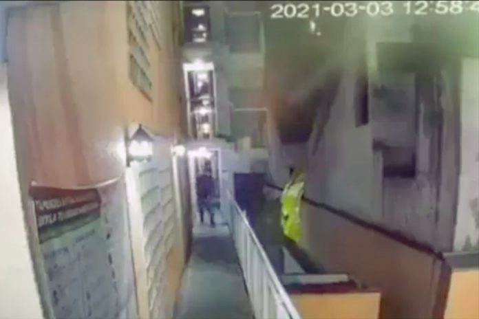 Policía arroja a su esposa desde un cuarto piso y se da a la fuga