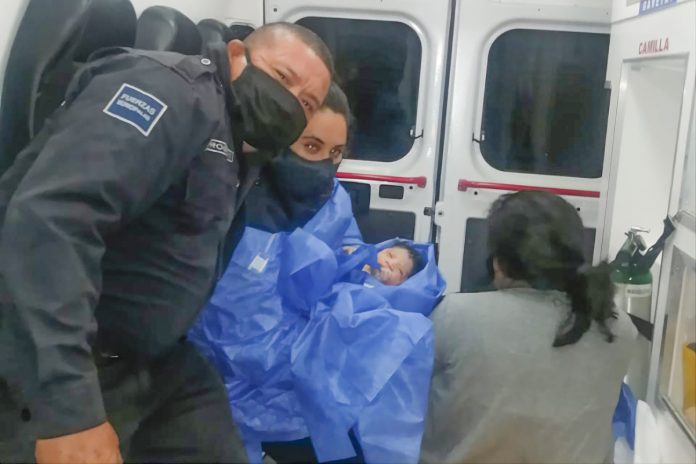 Nace bebé dentro de una ambulancia en Chicxulub Puerto