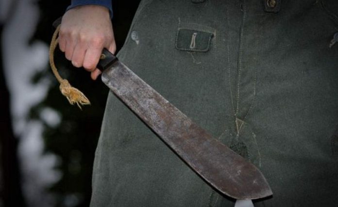 M.J.T.M., de 17 años de edad, empleó un machete para ocasionar dos laceraciones en el brazo de su padre.