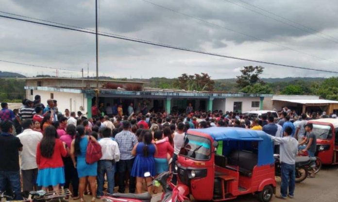 Golpean y retienen a policías que arrestaban a un hombre, acusándolos de “secuestrarlo”