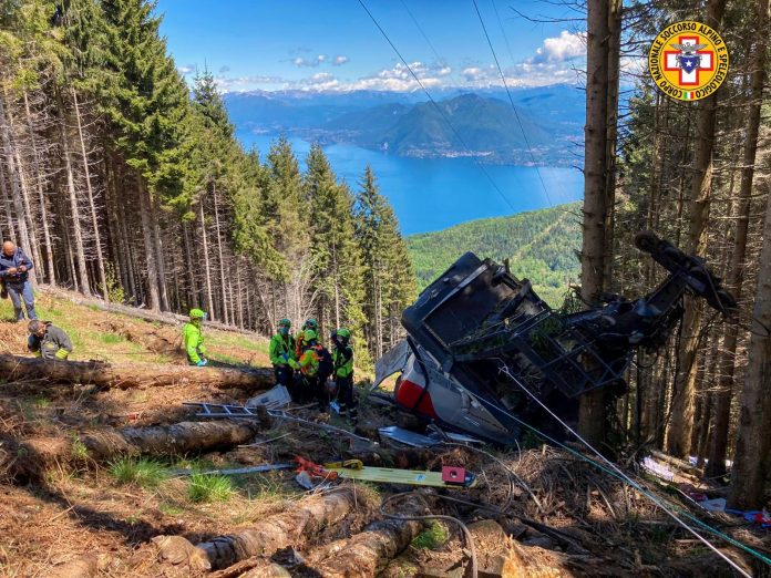 El teleférico accidentado en las montañas