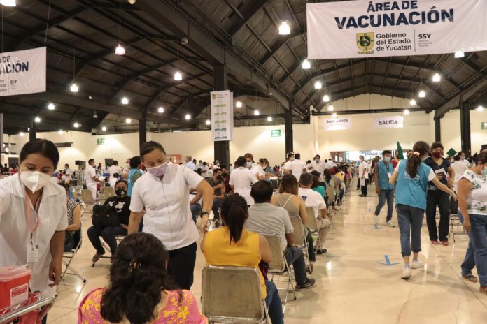 Maestros reciben la vacuna en Mérida