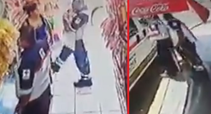 Paramédicos poco antes del atraco (izquierda) y durante el mismo (derecha)