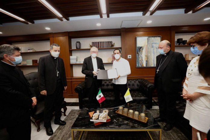 Vila entregó al Cardenal Pietro Parolin una misiva dirigida al Pontífice.