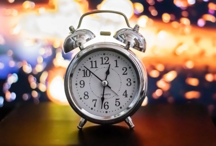 Se recomienda atrasar el reloj desde hoy sábado antes de irse a dormir