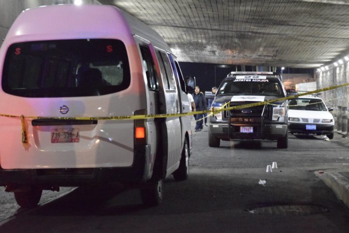 Capturan a sujeto que con subametralladora asaltó a pasajeros de transporte urbano (video)