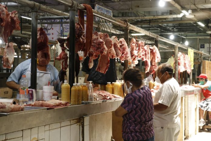 La 'nueva normalidad' implica seguir usando tapabocas en todos los lugares públicos. En la foto, el mercado Lucas de Gálvez