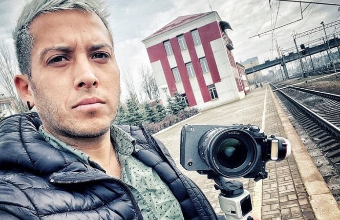 Pese a denunciar el hackeo de sus cuentas en Ucrania, el youtuber Alex Tienda al parecer permanecería ahí para seguir informando sobre el conflicto con Rusia.