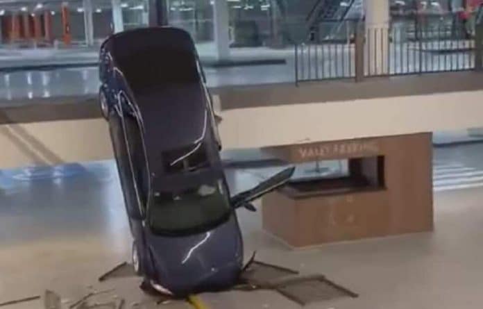 Ebrio al volante cae del segundo piso de un estacionamiento (video)