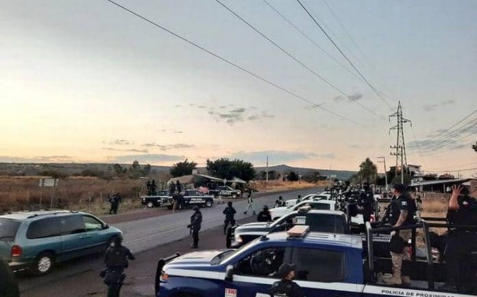 La Fiscalía de Michoacán resalta que los cuerpos de las víctimas de la masacre en pleno funeral aún no han sido localizados.