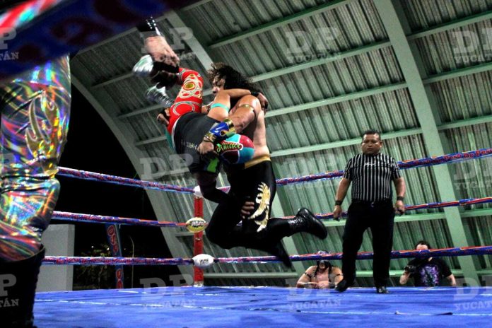 Gran función de lucha libre se realizó en el Paseo de Henequenes en Mérida.