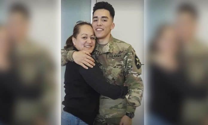 Gris con su único hijo Juan, previo a que él viaje al conflicto entre Ucrania y Rusia. Gris con su único hijo Juan, previo a que él viaje al conflicto entre Ucrania y Rusia.