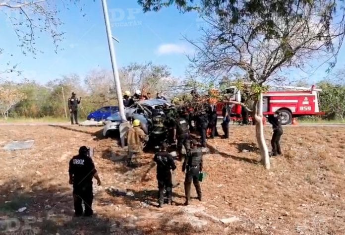 Un guiador terminó prensado al interior de un auto que colisionó contra un poste de alumbrado público en el Periférico de Mérida