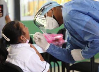 Desde hoy aplican pruebas aleatorias de Covid en escuelas de Yucatán El proceso de aplicación de pruebas aleatorias de Covid a quienes ya asisten a clases presenciales se llevará a cabo en 3 fases: la primera arrancará la próxima semana, en 164 sedes de 35 demarcaciones del Estado.