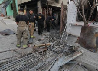 Mueren ocho personas en incendio casero (video)