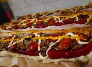 Rompe récord al devorar mega hot-dog de 50 cms. en menos de 9 minutos