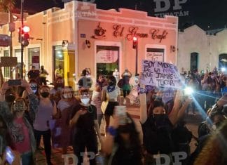 Entre consignas y graffitis realizan Marcha Violeta en Mérida