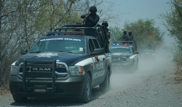 Balacera en Michoacán obliga a estudiantes a tirarse al piso para no salir heridos (video)