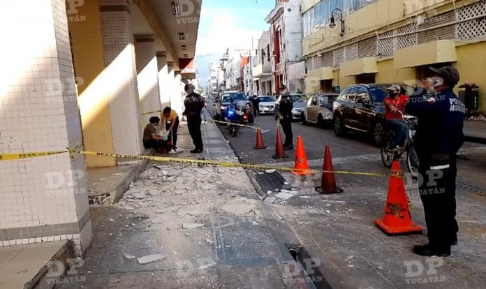 Lesionada al caerle revoco de concreto de marquesina en el Centro de Mérida