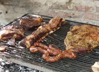 Demanda a sus vecinos por ¡cocinar carne asada a diario!