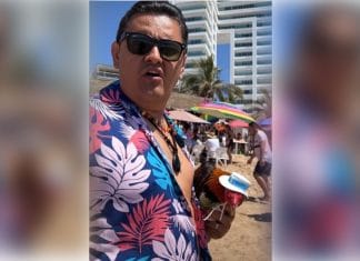 Esposa se pone celosa de gallo porque hasta a la playa lo llevan (video)