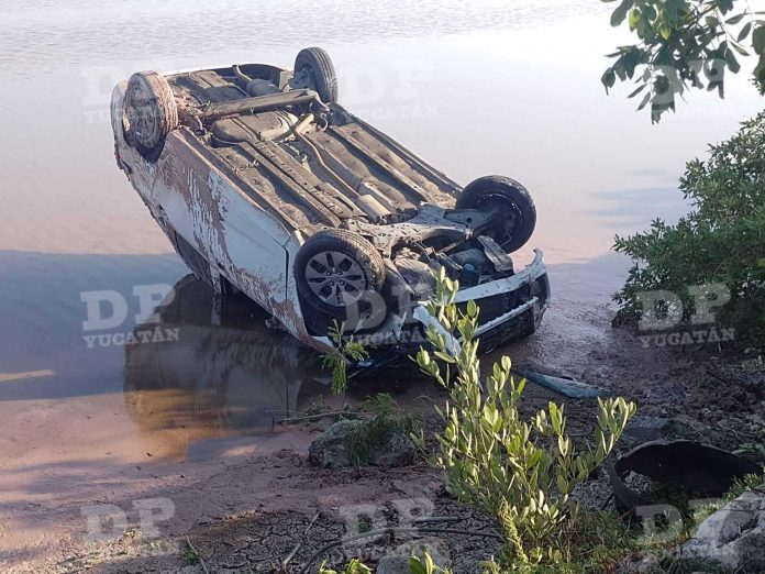Por increíble que parezca, ninguno de los ocupantes del auto sufrió heridas graves luego del accidente entre Uaymitún y Chicxulub.
