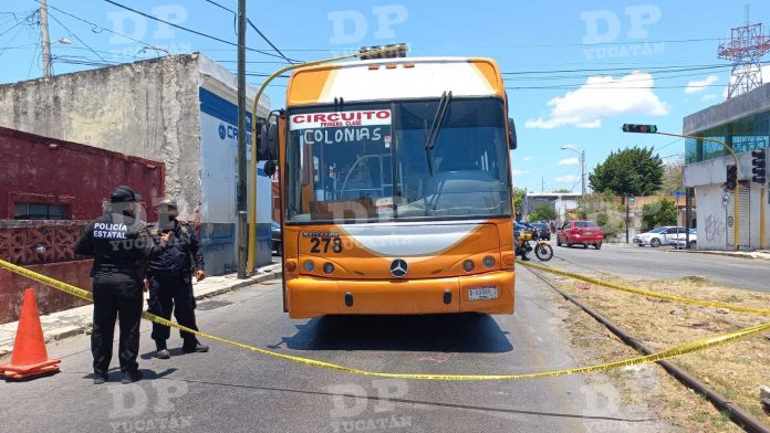 El ciclista que trató de rebasar quedó muy mal herido debajo del camión.
