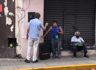 Extranjero grita y humilla a músico invidente por trabajar en la calle en Mérida (video)