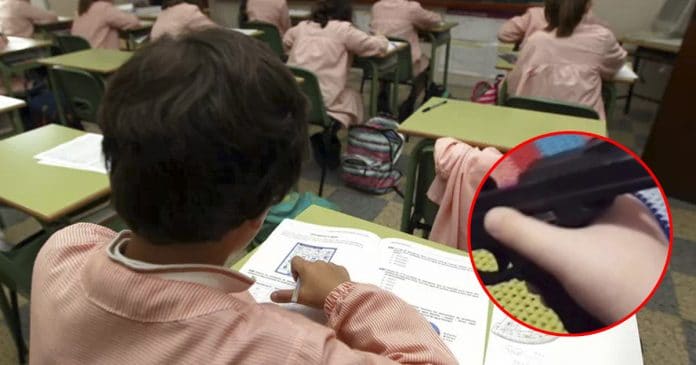 estudiante arma escuela