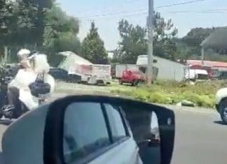 Viral: Novia pide «aventón» en moto para llegar a su boda (video)