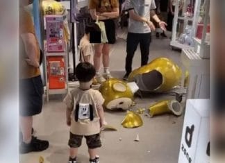 Pagan $80 mil nomás porque su hijo rompió muñecote en juguetería (video)